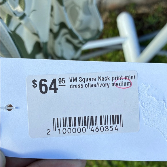 Hawaiian Green and White Floral Dress - Picture 3 of 3